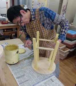 背もたれ椅子：塗装