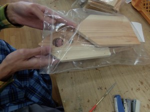 鳥の巣箱：袋詰め