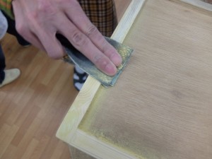 飾り棚：塗装の落とし