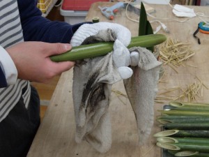 ミニ門松：竹拭き