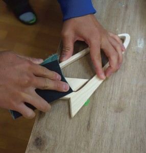 ダイハツマーク（木製品）：磨き